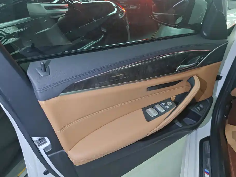 BMW 5 Series — миниатюра 7