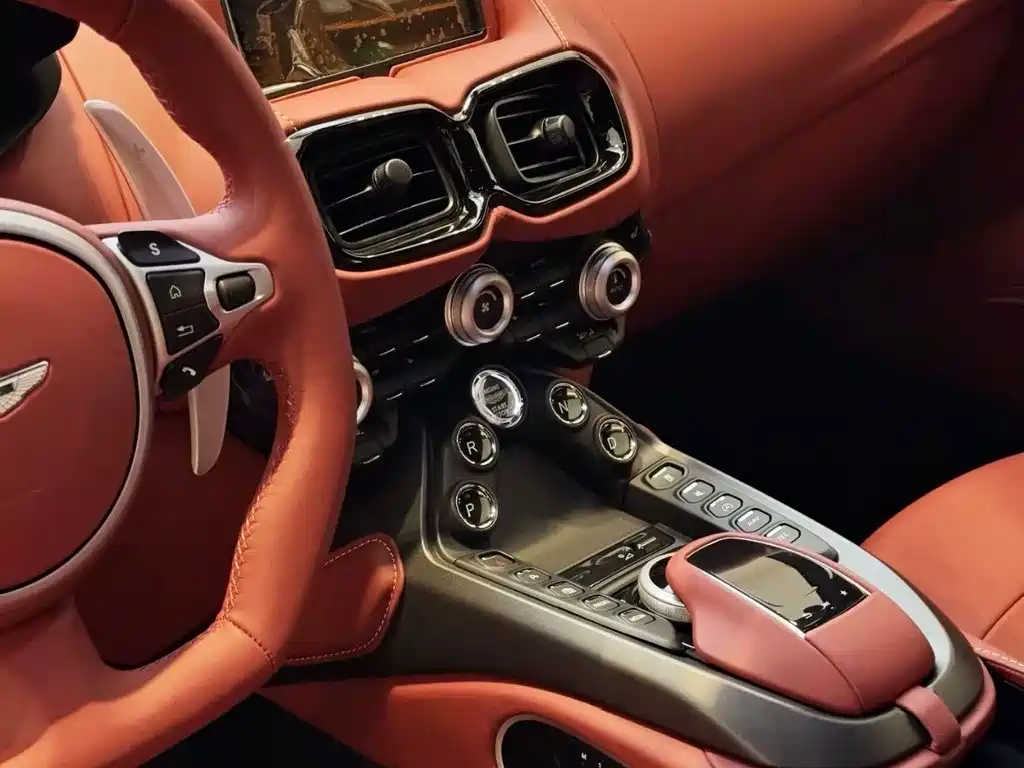 ASTON MARTIN V8 VANTAGE