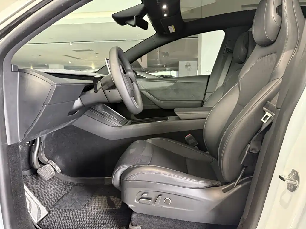 Tesla Model Y L — миниатюра 4