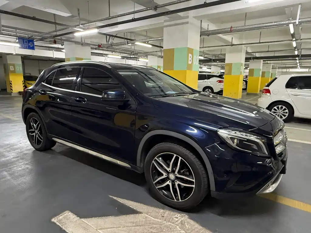 MERCEDES-BENZ GLA
