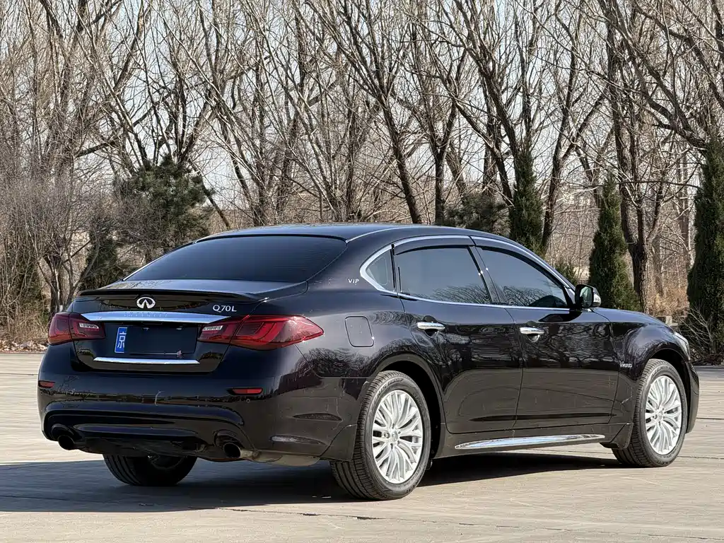 INFINITI Q70