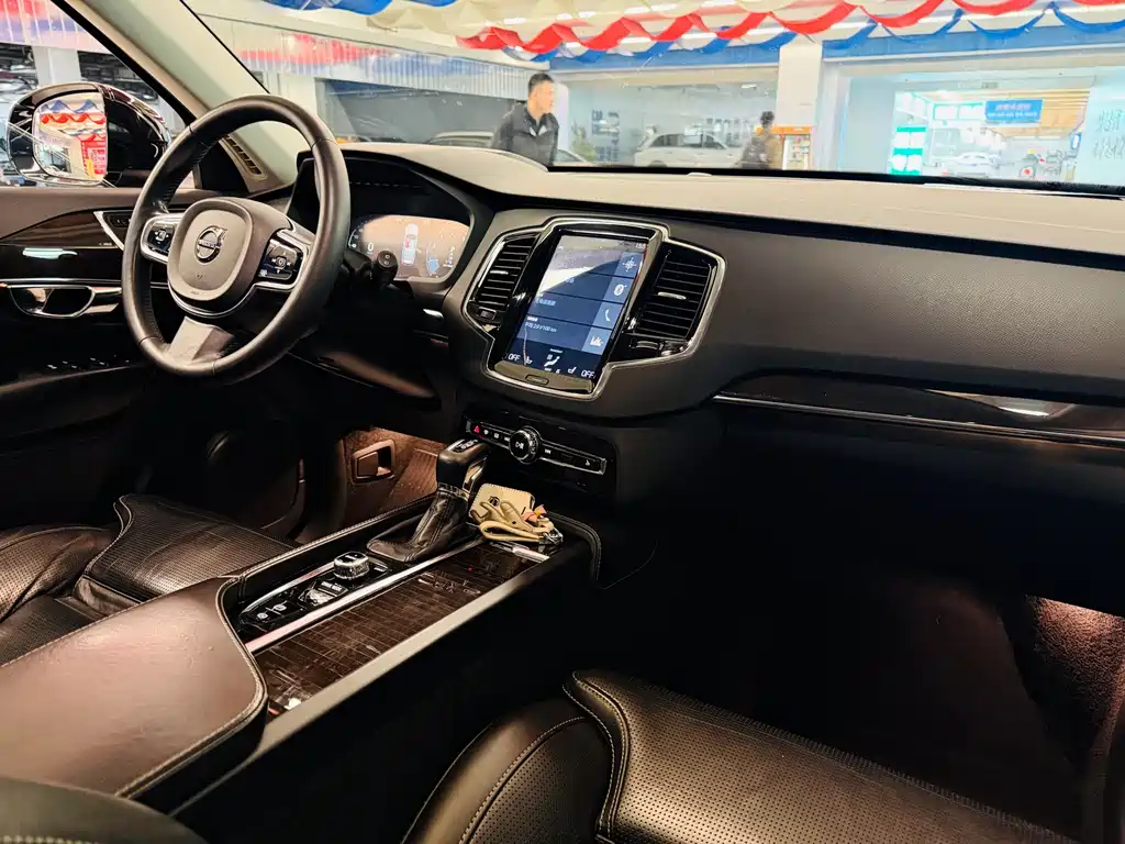 Volvo XC90 2015 T6 5 мест