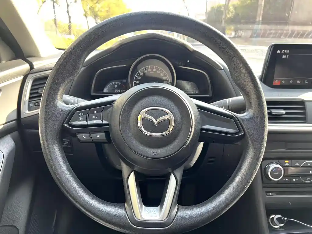 Mazda Mazda3 3 2017 1.5L AT Luxury V