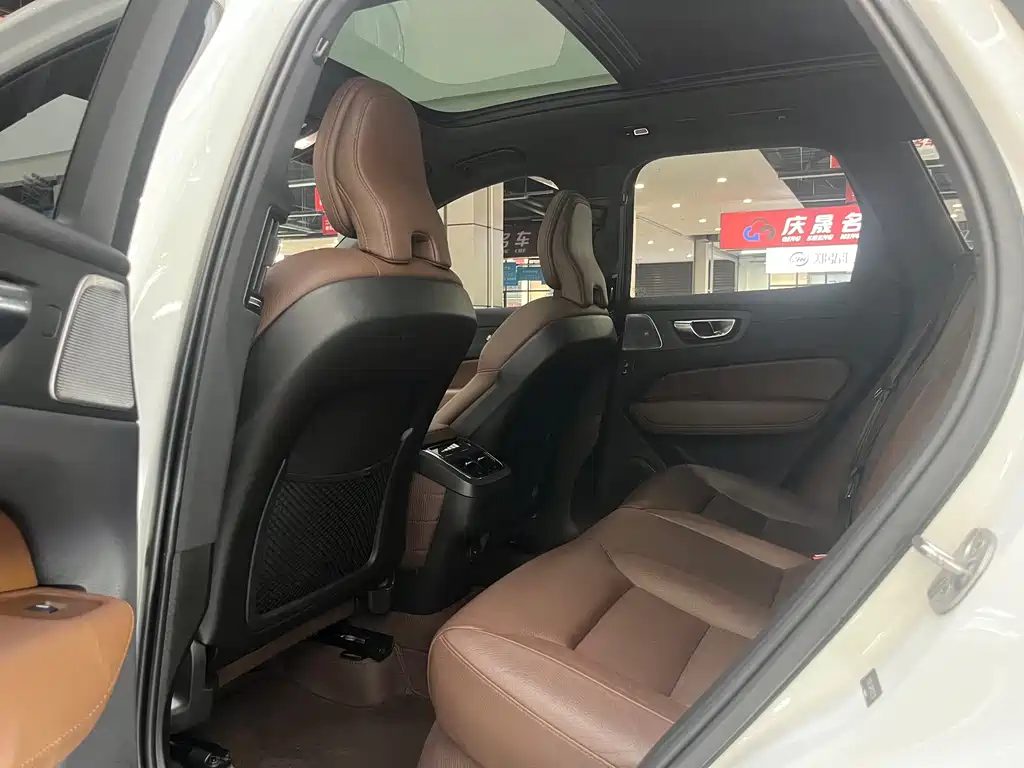 Volvo XC60 2023 B5 Luxury