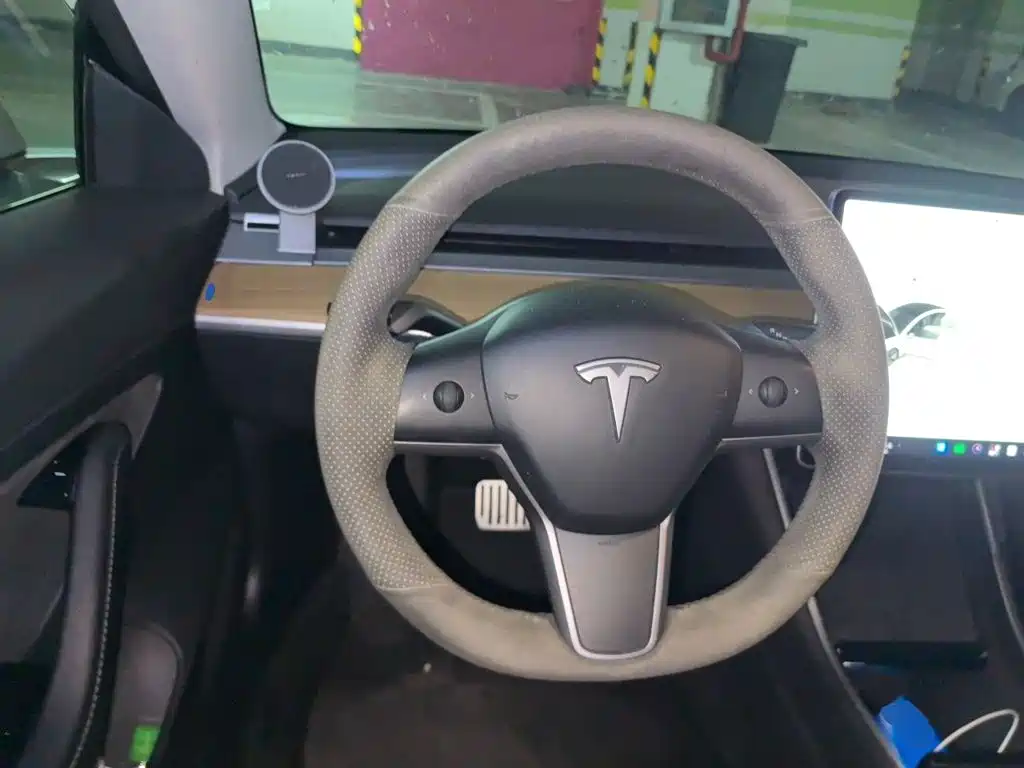 Tesla Model 3 — миниатюра 6