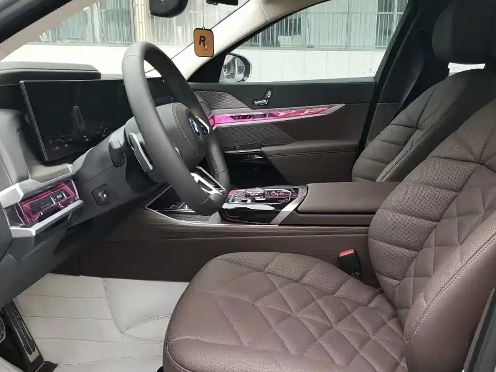 BMW i7 — миниатюра 4