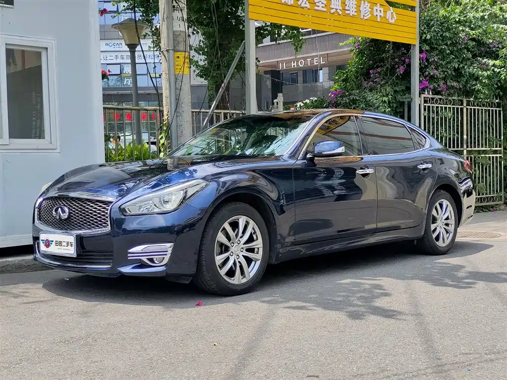 Infiniti Q70 2019