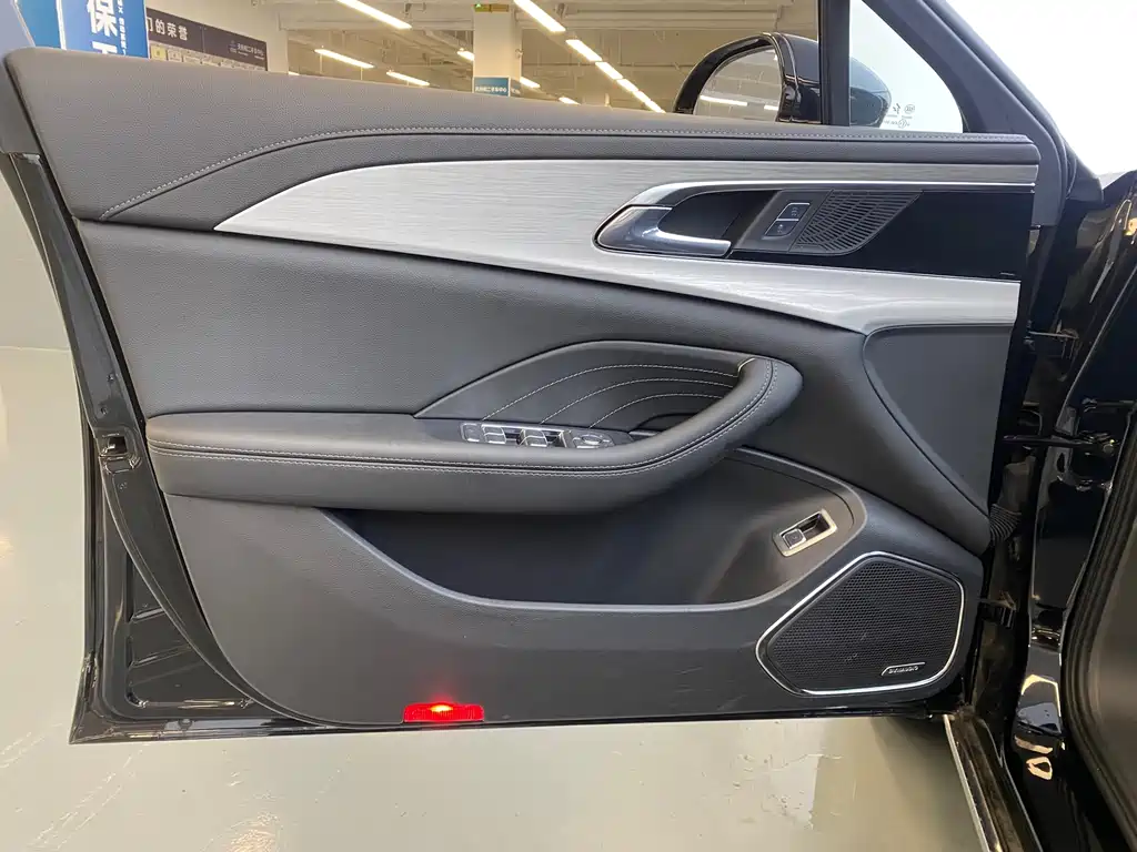 Hongqi H5 2025 2.0T AT