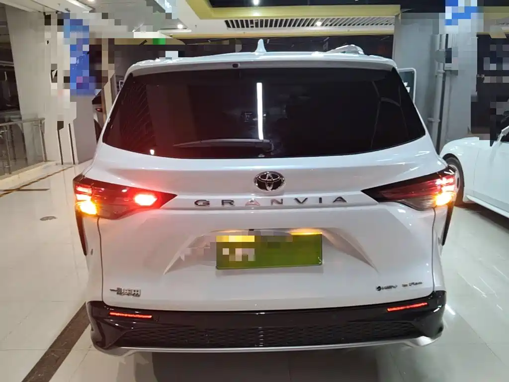 Toyota Granvia — миниатюра 6