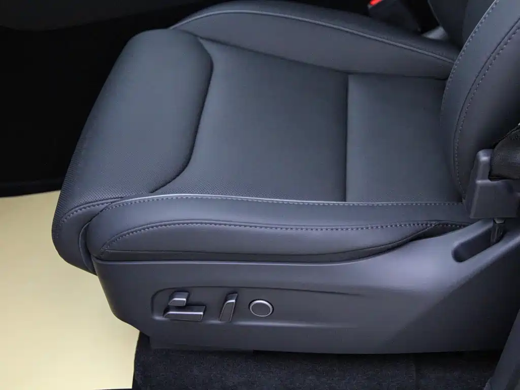 Tesla Model Y L — миниатюра 13