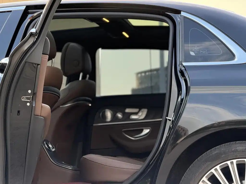 Mercedes-Benz E-Class — миниатюра 9