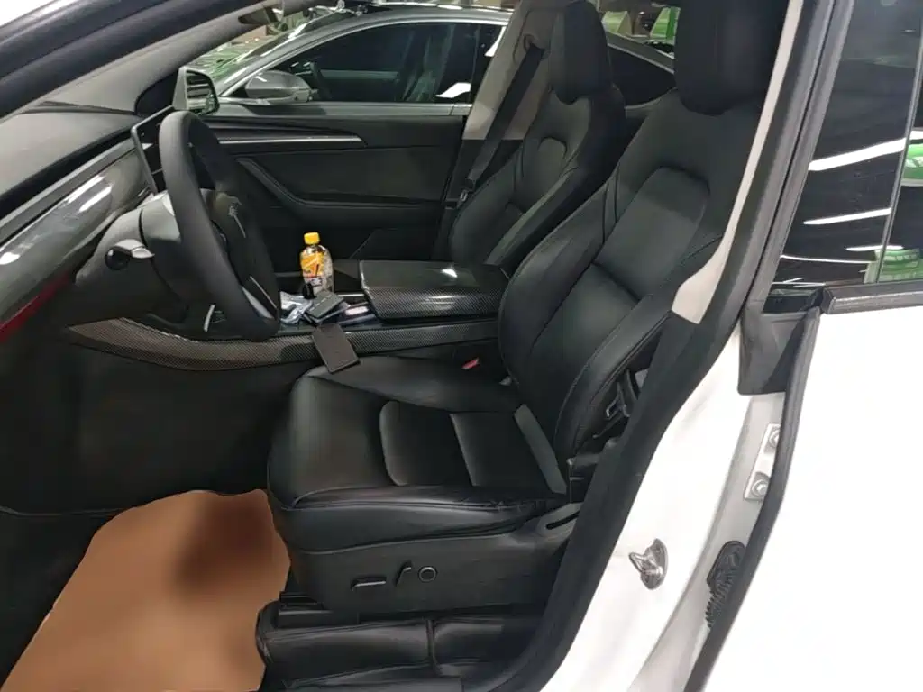 Tesla Model Y — миниатюра 15