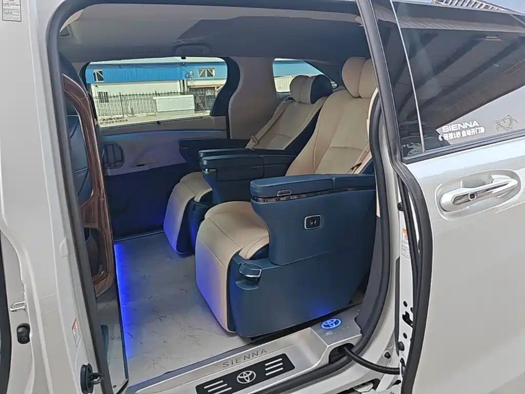 Toyota Sienna — миниатюра 17