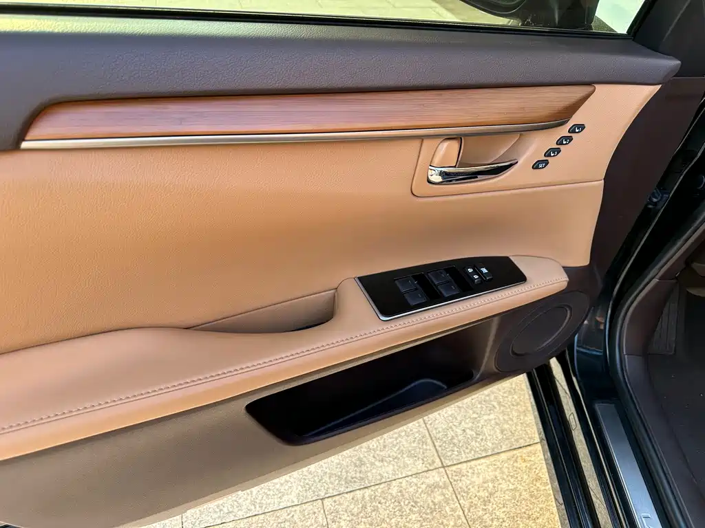 LEXUS  ES