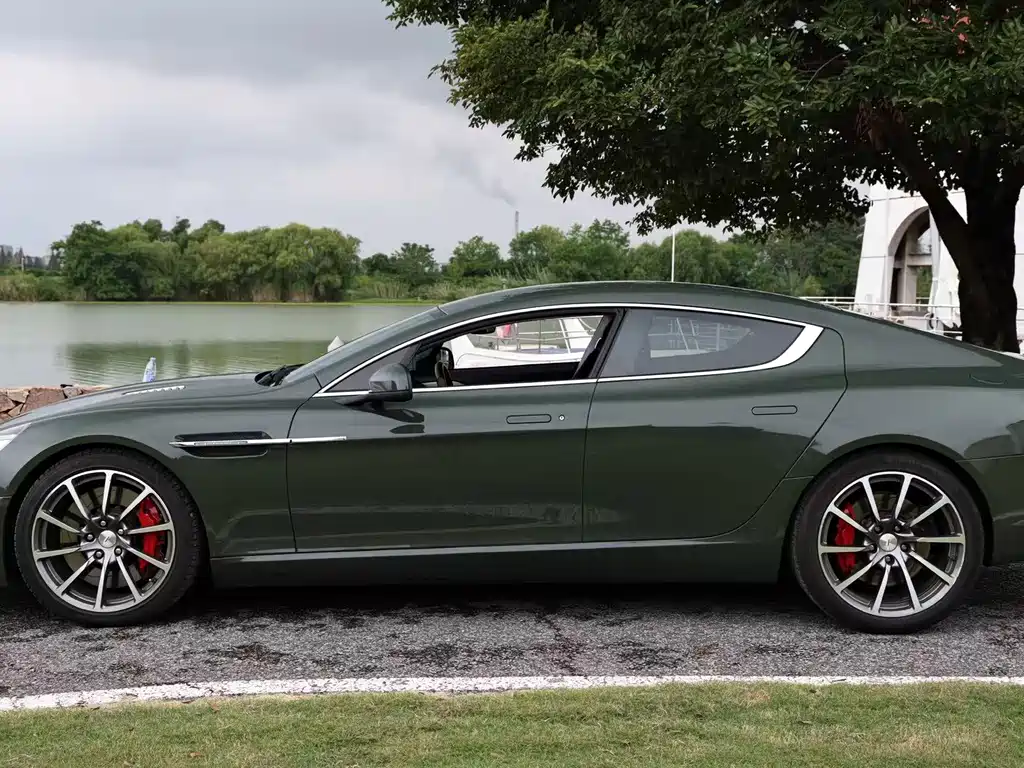 Aston Martin Rapide — миниатюра 6