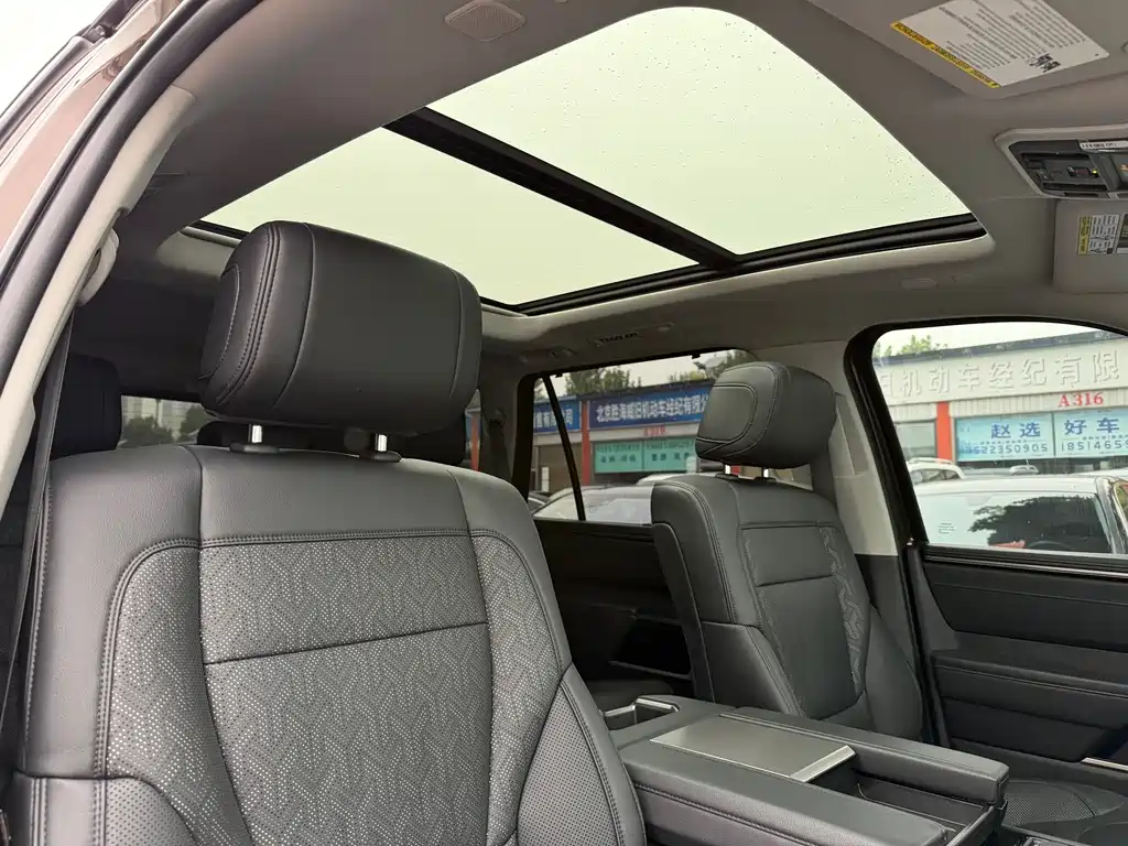 Toyota Sequoia — миниатюра 11