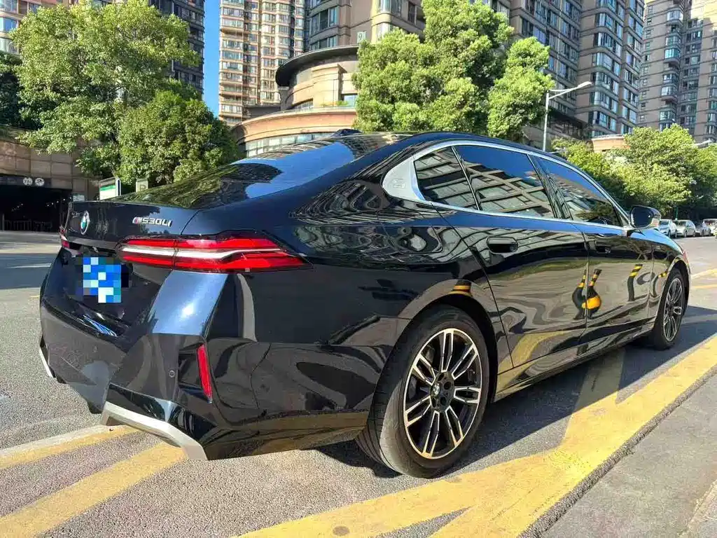 BMW 5 Series — миниатюра 11