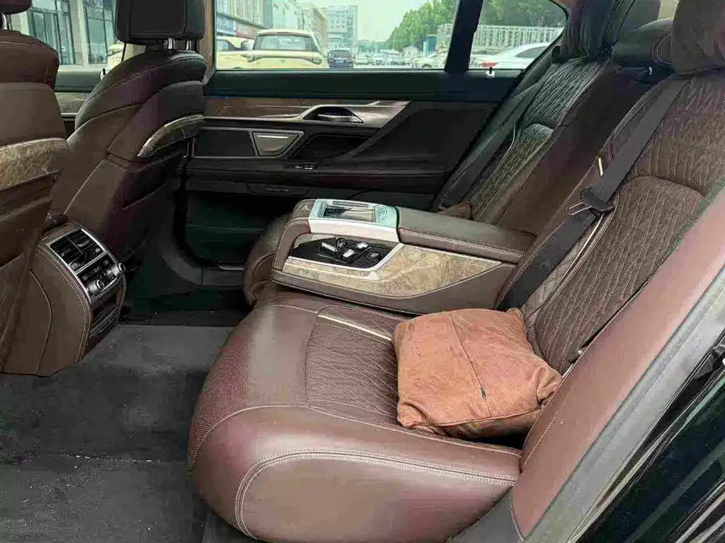 BMW 7 Series — миниатюра 5