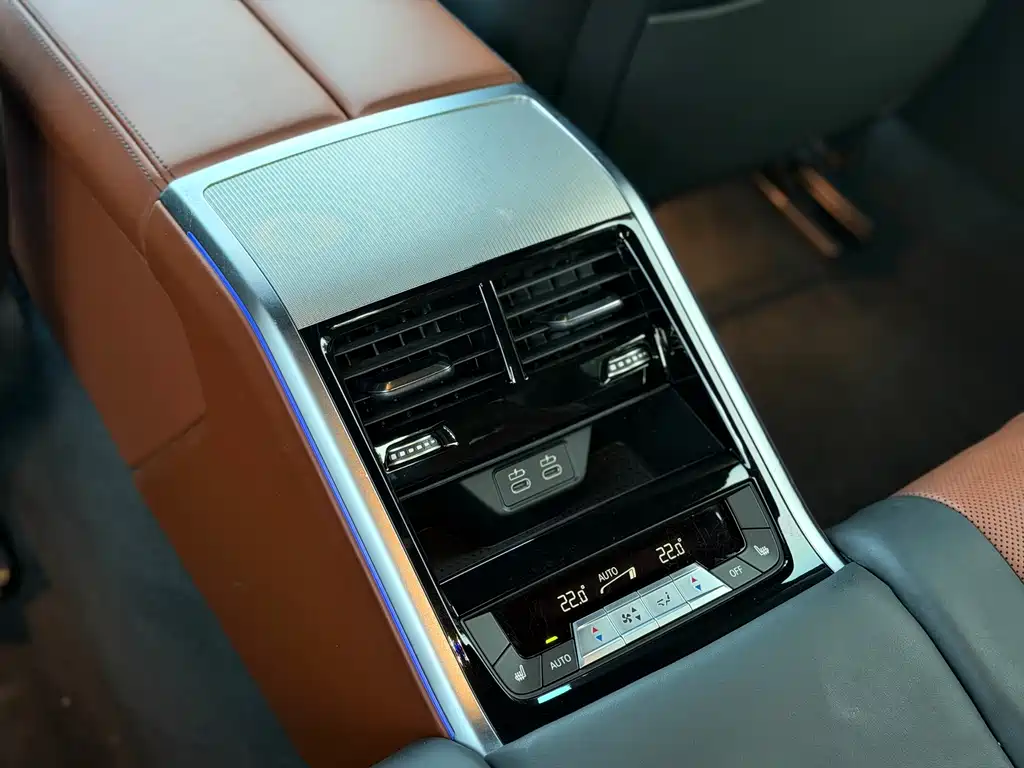 BMW 8 Series — миниатюра 12