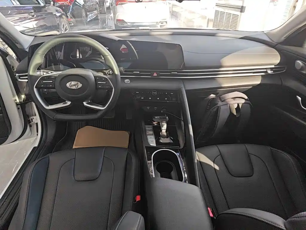 Hyundai Elantra — миниатюра 10