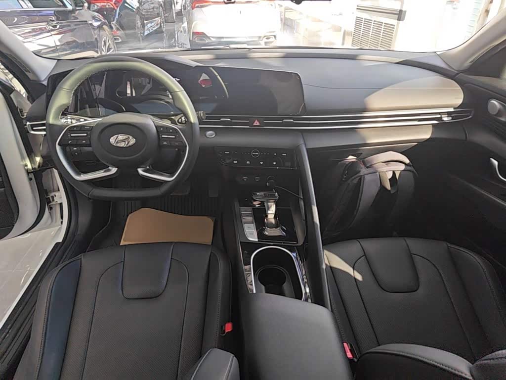 Hyundai Elantra 1.5 л 2022 г. Белый, пробег 38700 км