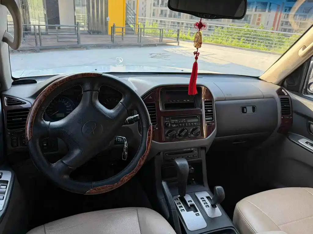 Mitsubishi Pajero — миниатюра 8