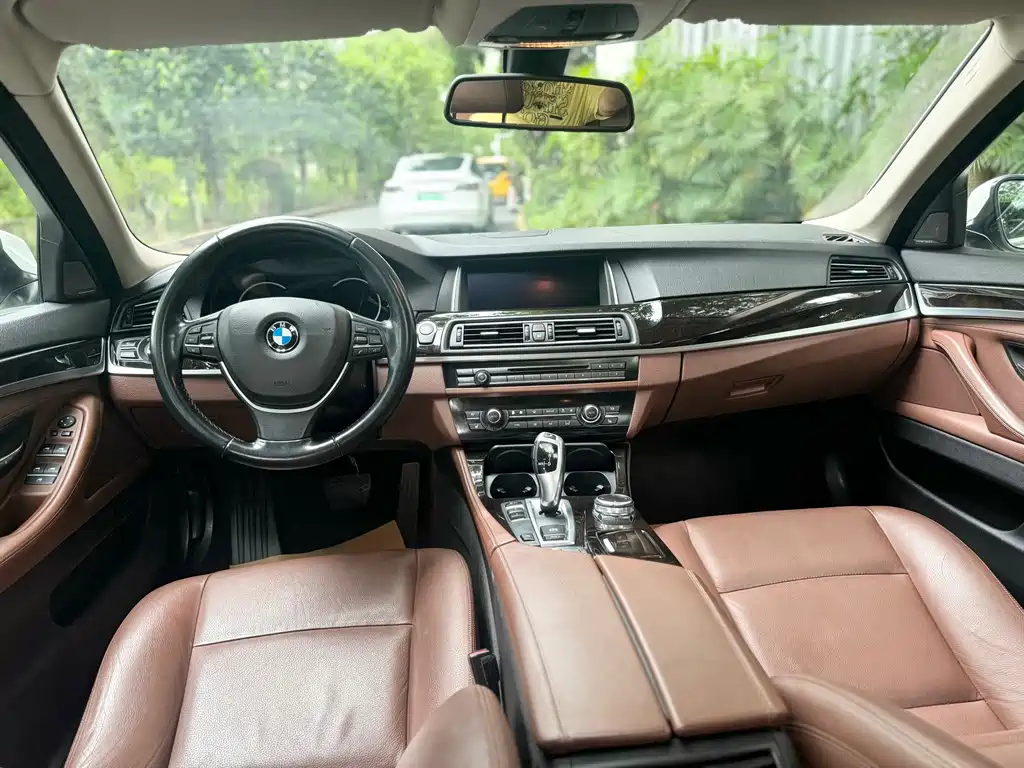 BMW 5 Series — миниатюра 7
