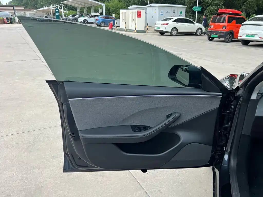 Tesla Model 3 — миниатюра 10