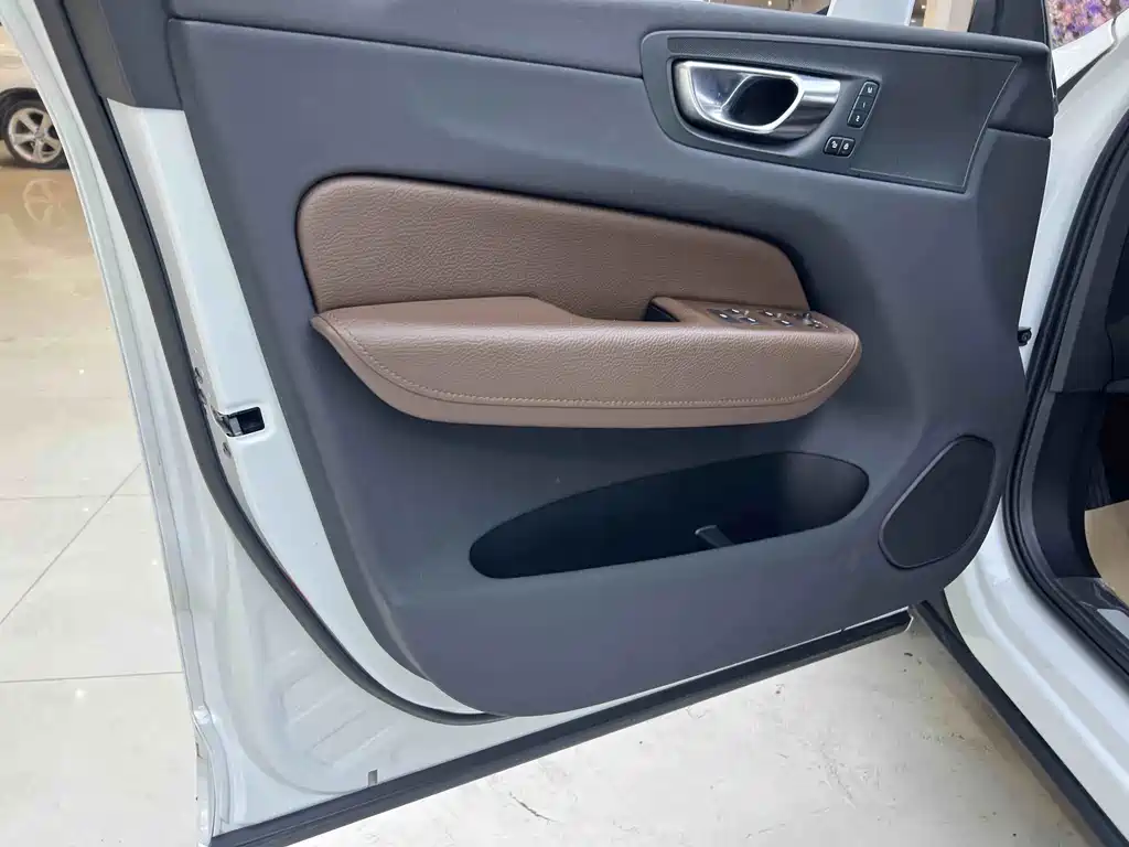 Volvo XC60 PHEV — миниатюра 5
