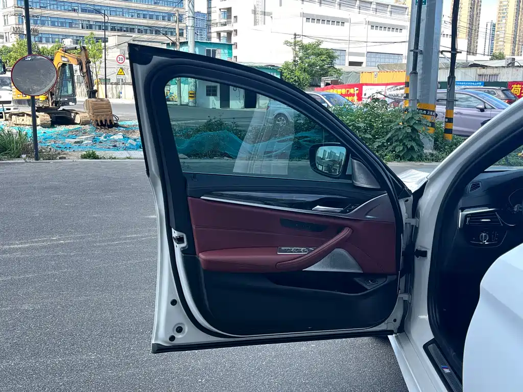 BMW 5 Series — миниатюра 10