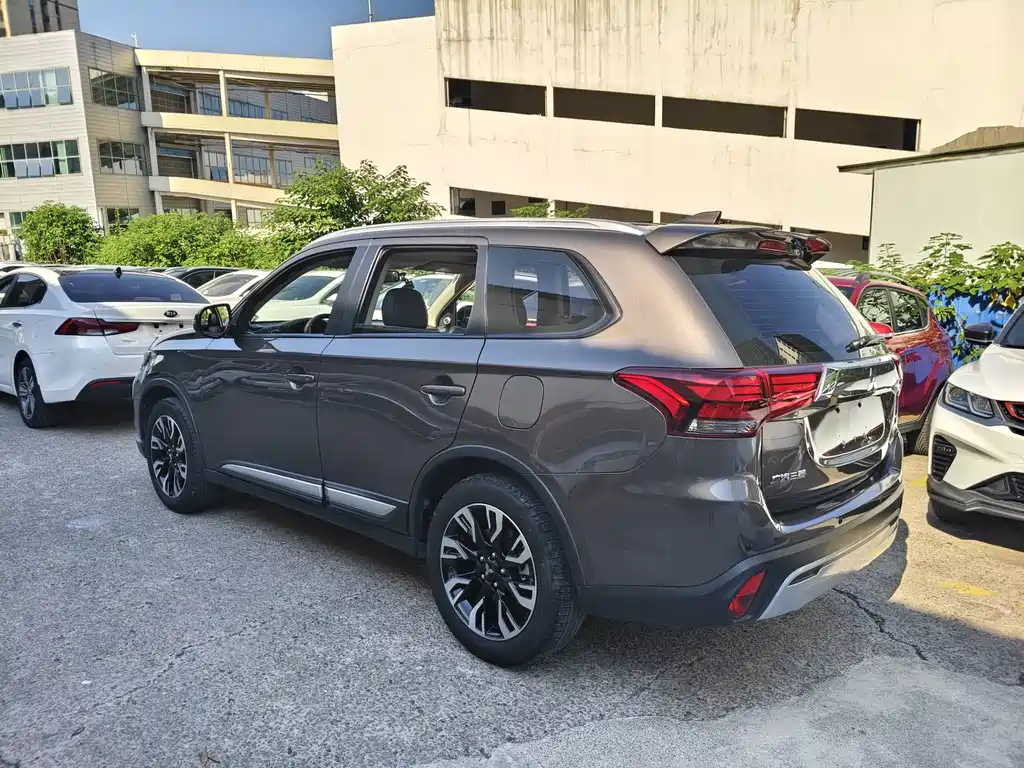 Mitsubishi Outlander — миниатюра 10