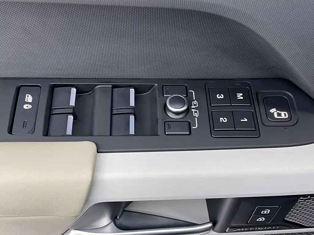 Land Rover Defender — миниатюра 16