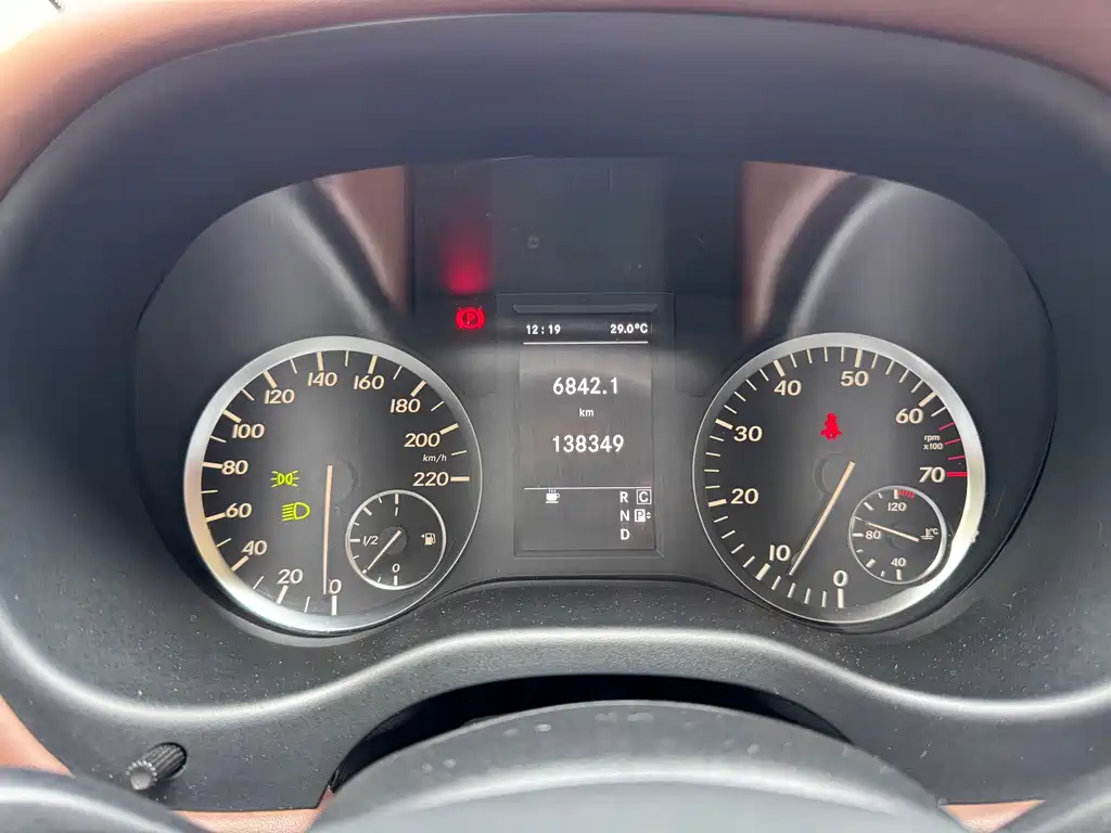 Mercedes-Benz V-Class (Import) — миниатюра 16