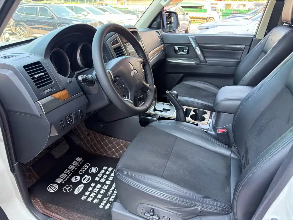 Mitsubishi Pajero (Import) — миниатюра 7