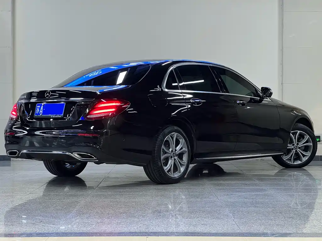 Mercedes-Benz E-Class — миниатюра 6