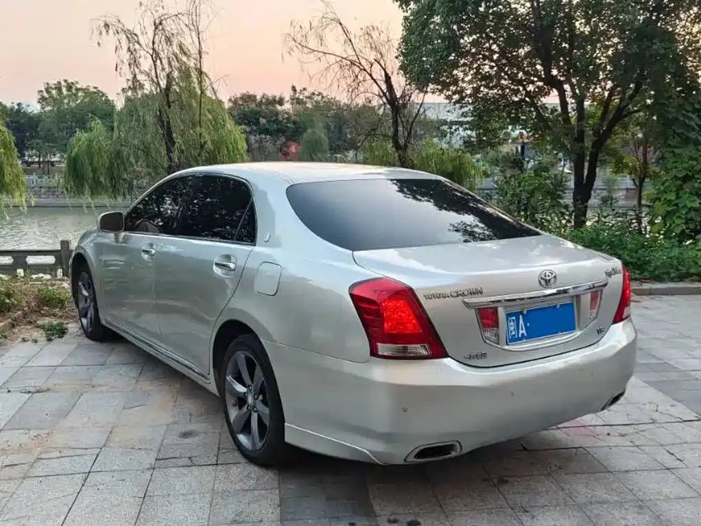 Toyota Crown — миниатюра 2