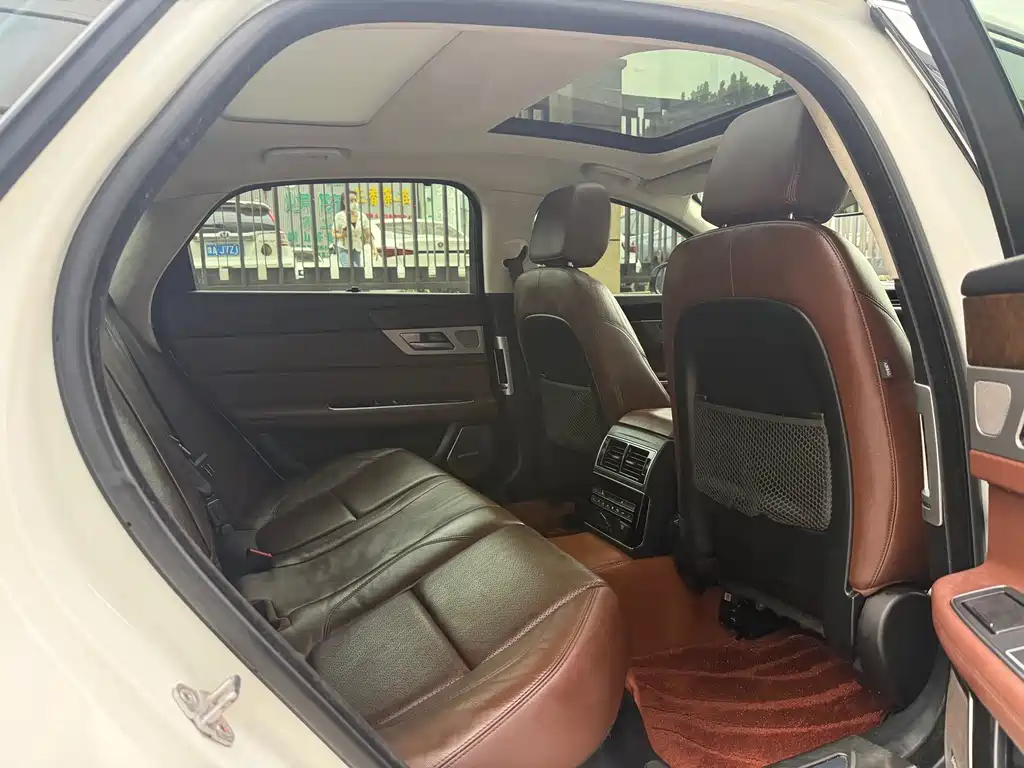Jaguar XFL — миниатюра 10
