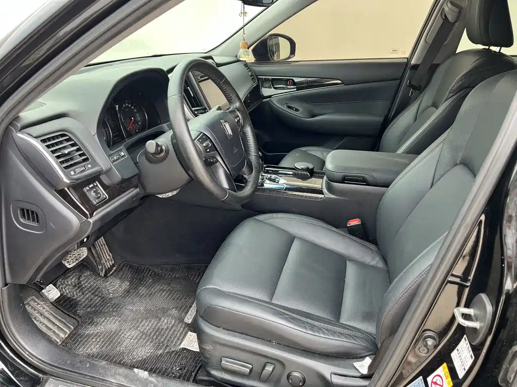 Toyota Crown — миниатюра 9