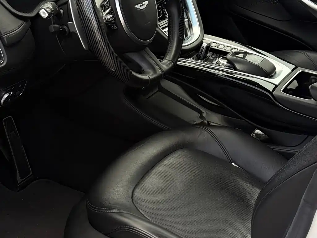 Aston Martin DBX — миниатюра 8