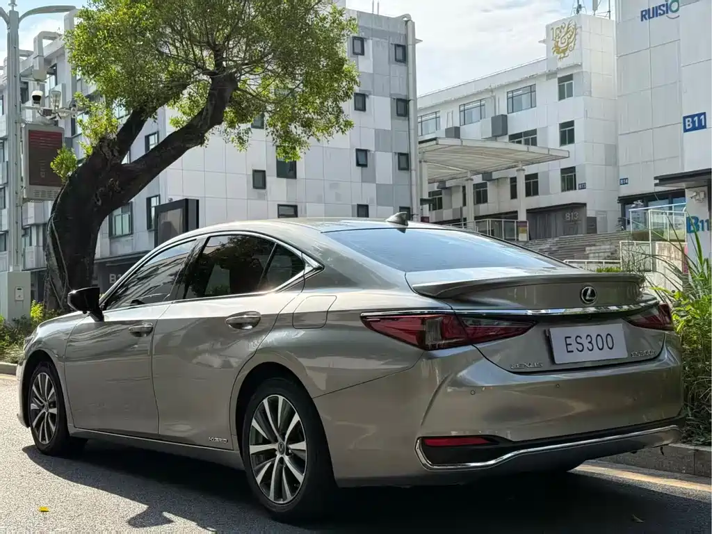 Lexus ES — миниатюра 9