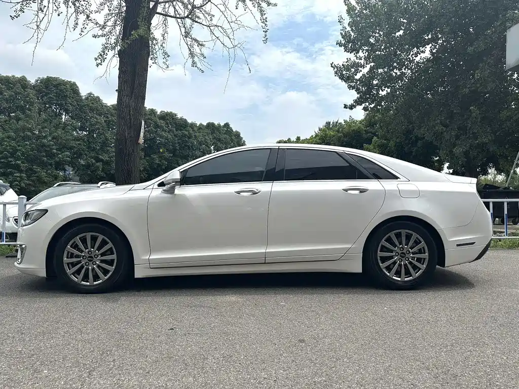 Lincoln MKZ — миниатюра 9