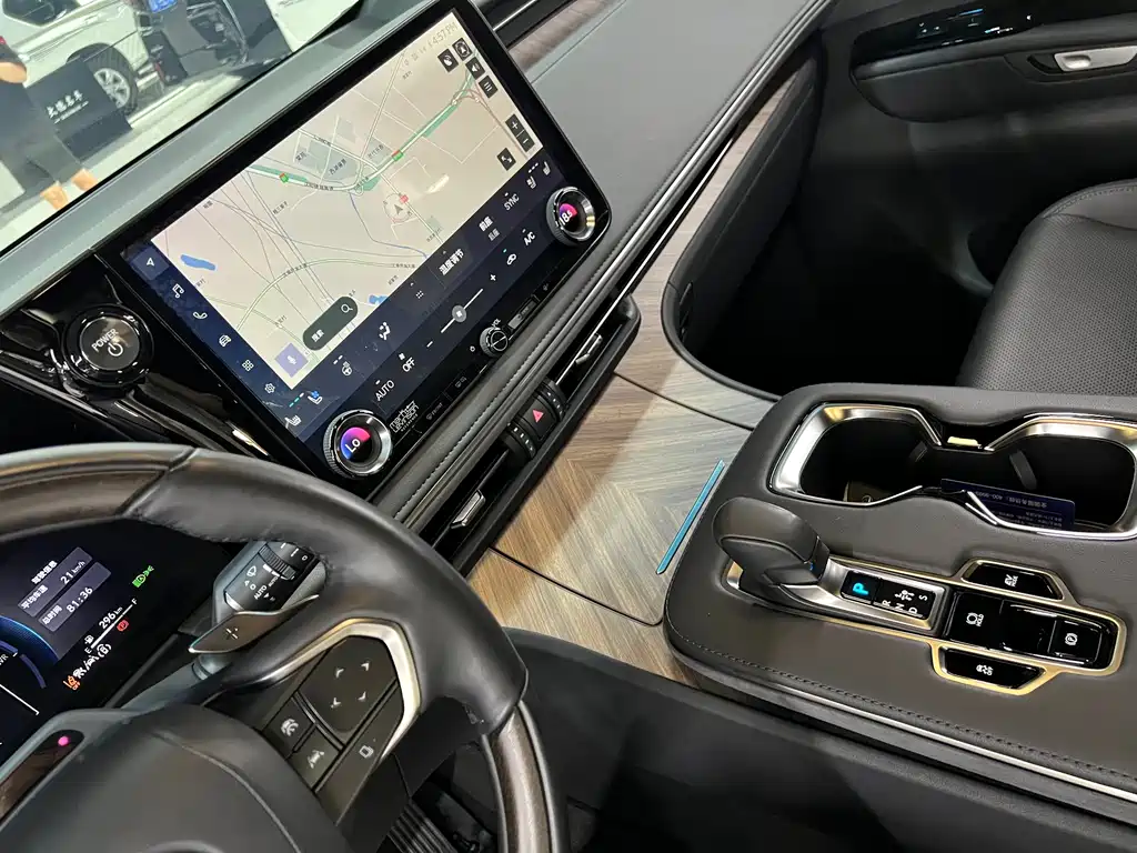 Lexus LM — миниатюра 25