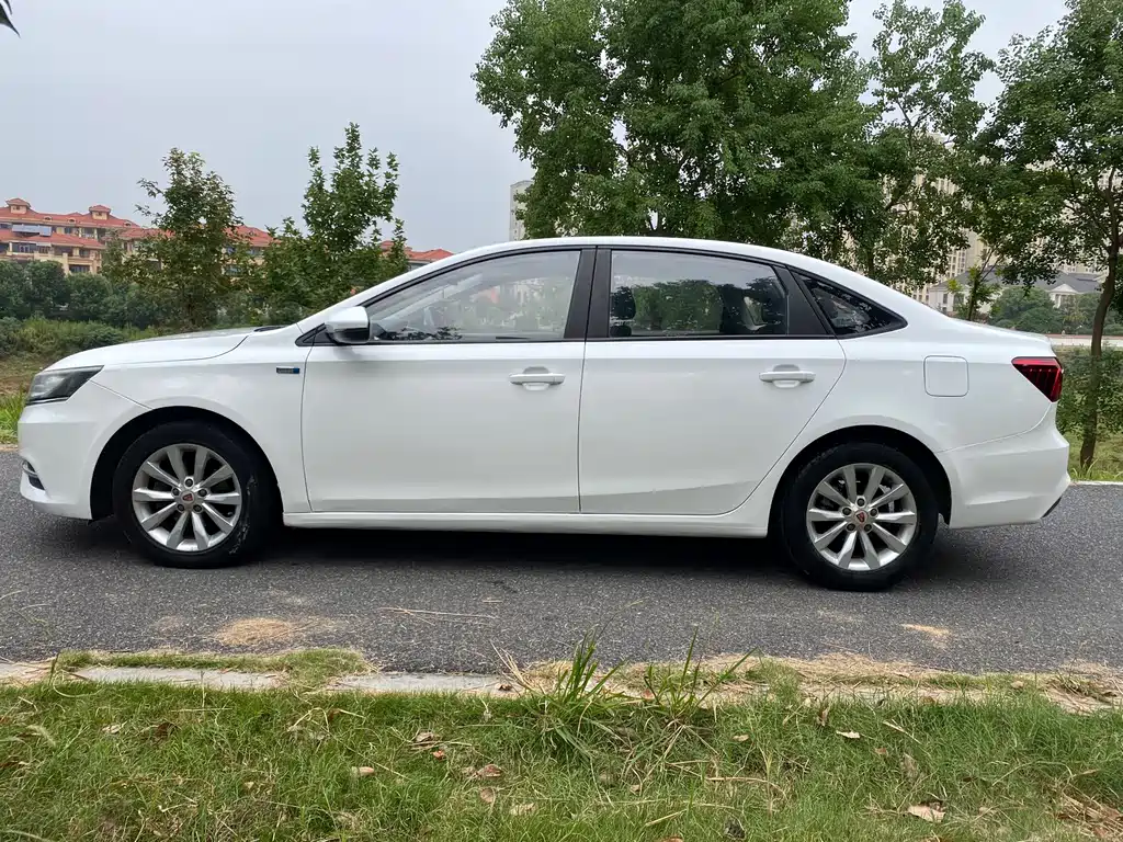 Roewe i6 Classic — миниатюра 4