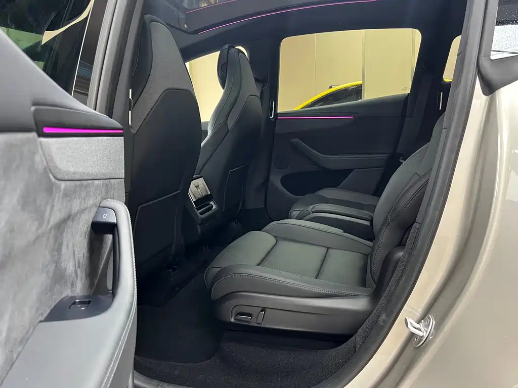 Tesla Model Y L — миниатюра 12