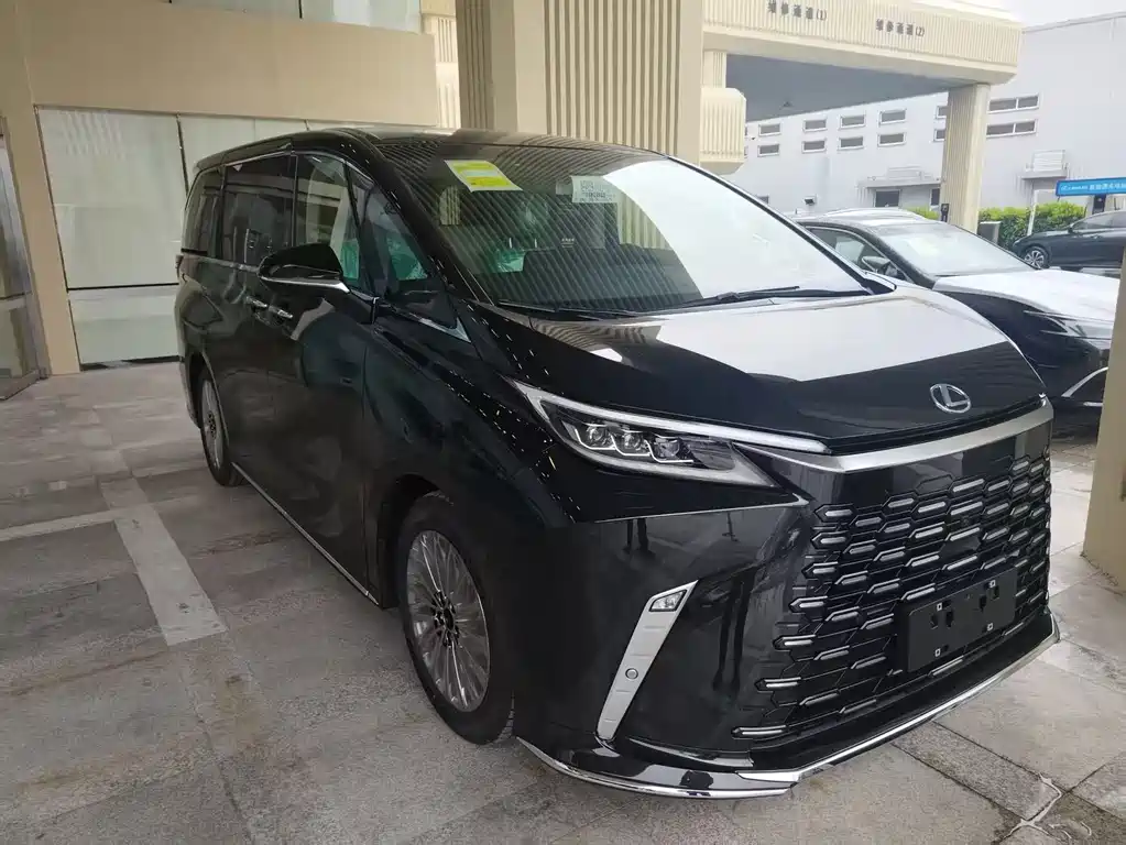 Lexus LM 0