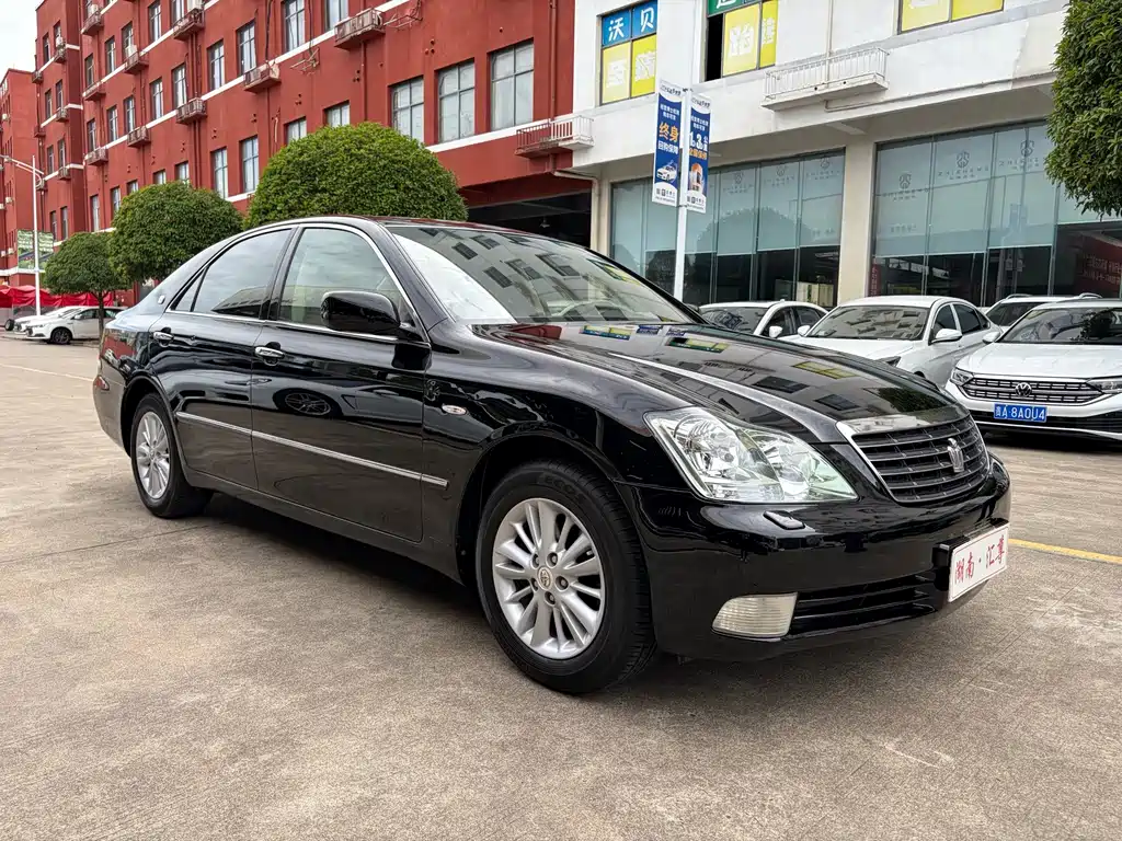 Toyota Crown — миниатюра 3