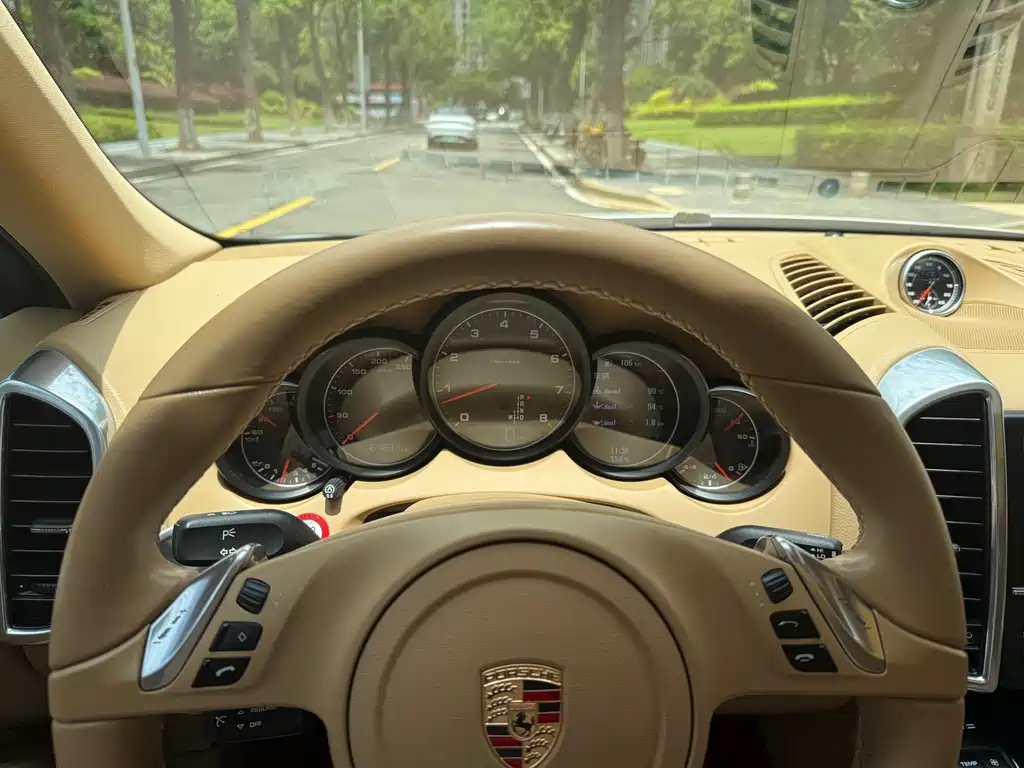Porsche Cayenne — миниатюра 10