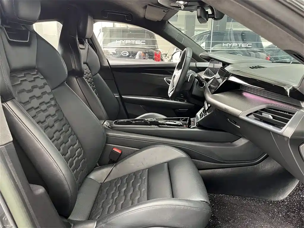 Audi e-tron GT — миниатюра 11