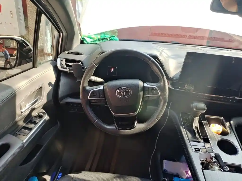 Toyota Sienna — миниатюра 3