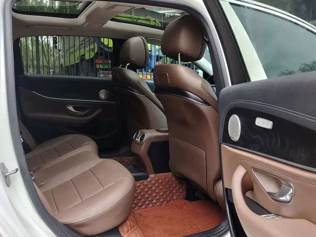 Mercedes-Benz E-Class — миниатюра 14